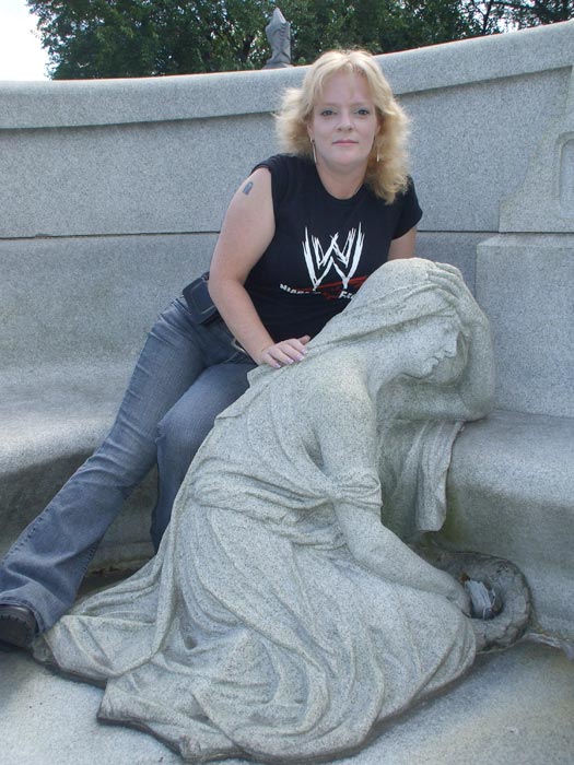Grave Addiction and her REAL Find A Grave tattoo at Houdini's grave (2008)